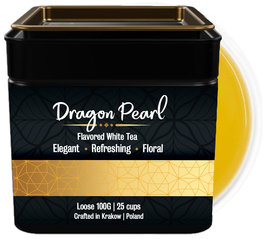 Dragon Pearl Jasmine to wyjątkowa kompozycja białej i zielonej herbaty, ręcznie zwijanej w charakterystyczne perłowe kulki i aromatyzowana naturalnym jaśminem. Ta wysokiej jakości herbata, zapakowana w dekoracyjną metalową puszkę ozdobioną elegancką grafiką, reprezentuje prawdziwą sztukę herbacianą, łącząc wyrafinowany smak z niepowtarzalną prezentacją.

Charakterystyczną cechą Dragon Pearl Jasmine jest jej unikalna forma – ciasno zwinięte kulki herbaty pod wpływem gorącej wody stopniowo się rozwijają, tworząc prawdziwy spektakl dla oczu. Proces parzenia uwalnia harmonijną mieszankę delikatności białej herbaty i świeżości zielonej, wzbogaconą intensywnym, ale nie dominującym aromatem jaśminu. Metalowa puszka w klasycznym stylu nie tylko doskonale chroni delikatne perełki przed utratą świeżości, ale także nadaje produktowi wyjątkowego, prestiżowego charakteru.

Aby w pełni docenić walory Dragon Pearl Jasmine, zaleca się użycie 3-5 perełek na filiżankę i zalanie ich wodą o temperaturze 75-80°C. Pierwsze parzenie powinno trwać około 1,5-2 minut, pozwalając herbacie delikatnie się rozwinąć. Kolejne parzenia można stopniowo wydłużać do 3 minut, za każdym razem odkrywając nowe niuanse smakowe. Warto obserwować proces rozwijania się liści, który stanowi dodatkowy element przyjemności z picia tej herbaty.

Ta wyjątkowa kompozycja to idealny wybór dla prawdziwych koneserów, którzy doceniają zarówno wysoką jakość herbaty, jak i estetykę opakowania. Dragon Pearl Jasmine w luksusowej metalowej puszce sprawdzi się także jako wyrafinowany prezent dla osób ceniących herbaciane rarytasy. Po zużyciu zawartości, eleganckie opakowanie może służyć jako pojemnik na inne specjalne herbaty lub drobne przedmioty..